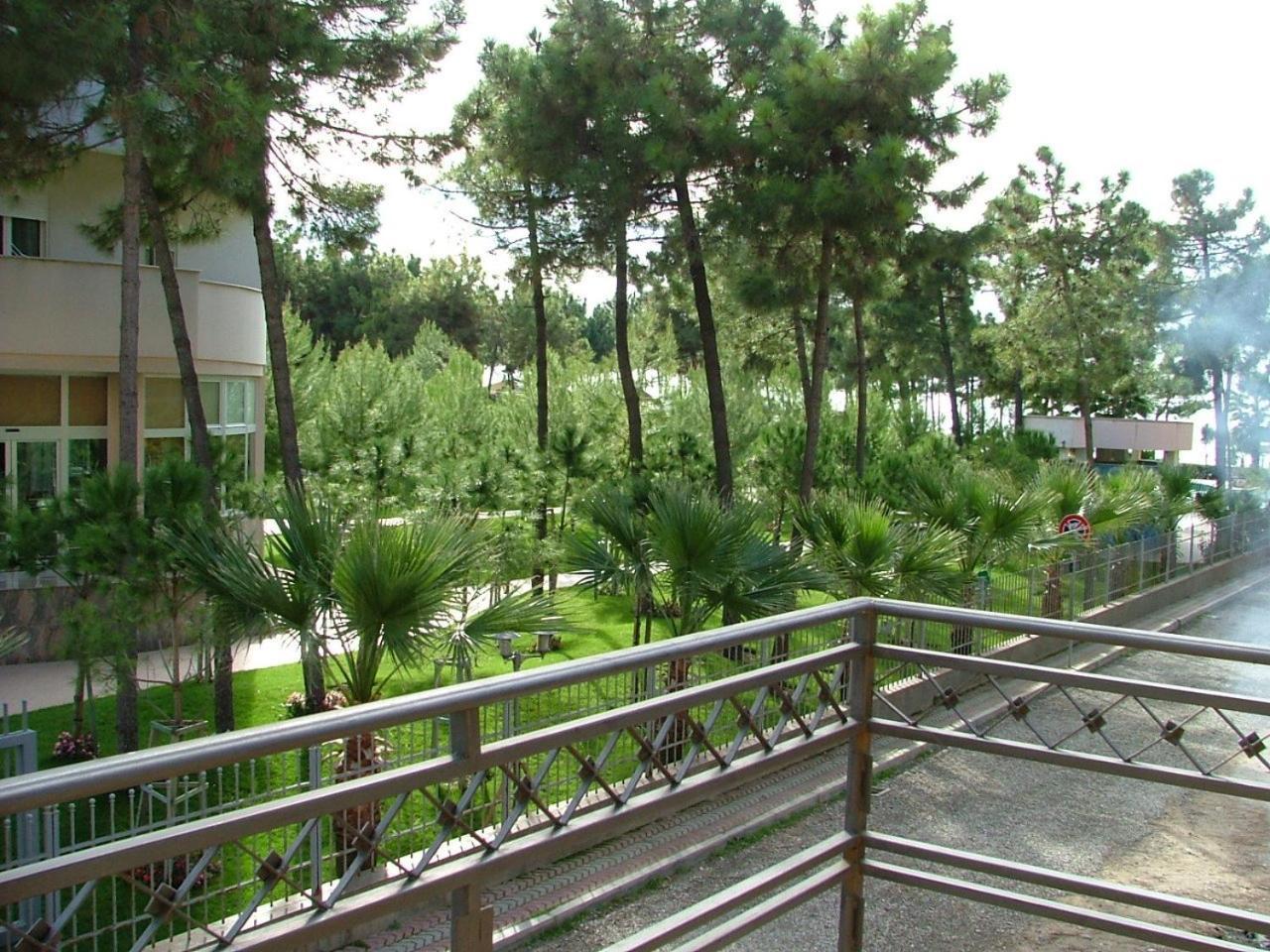 Hotel Dollari Kryemëdhej 외부 사진
